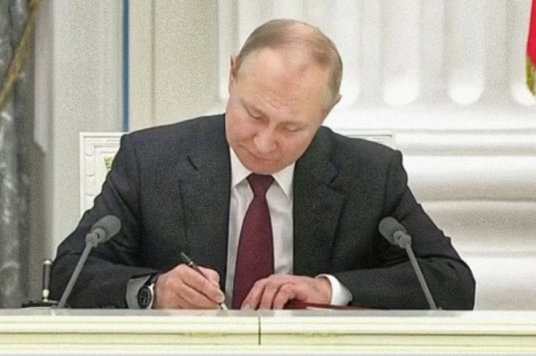 Президент России Владимир Путин подписал указы о признании независимости Донецкой и Луганской народных республик