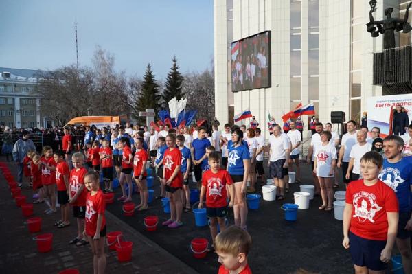 Курганцы устроили массовое обливание водой на улице 