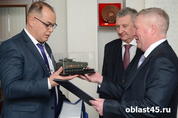 Герб из яшмы и самовар. Руководство «Курганприбора» принимает необычные подарки Герб из яшмы и самовар. Руководство «Курганприбора» принимает необычные подарки