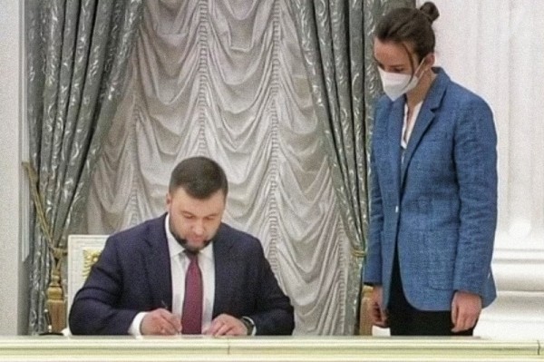 Президент России Владимир Путин подписал указы о признании независимости Донецкой и Луганской народных республик