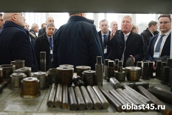 Герб из яшмы и самовар. Руководство «Курганприбора» принимает необычные подарки Герб из яшмы и самовар. Руководство «Курганприбора» принимает необычные подарки