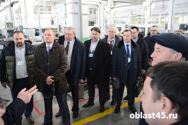 Герб из яшмы и самовар. Руководство «Курганприбора» принимает необычные подарки Герб из яшмы и самовар. Руководство «Курганприбора» принимает необычные подарки