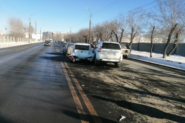 В Кургане столкнулись 4 автомобиля. Пострадали 3 человека В Кургане столкнулись 4 автомобиля. Пострадали 3 человека
