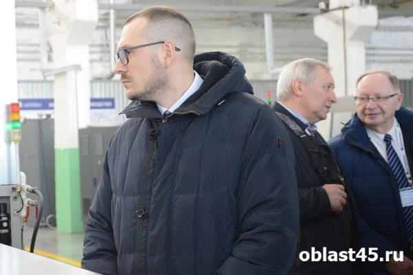 Герб из яшмы и самовар. Руководство «Курганприбора» принимает необычные подарки Герб из яшмы и самовар. Руководство «Курганприбора» принимает необычные подарки