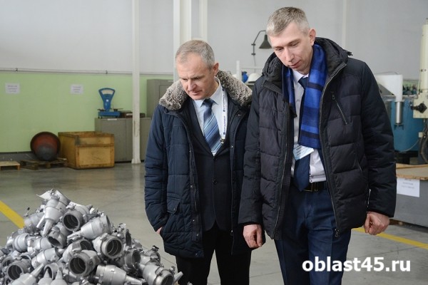 Герб из яшмы и самовар. Руководство «Курганприбора» принимает необычные подарки Герб из яшмы и самовар. Руководство «Курганприбора» принимает необычные подарки