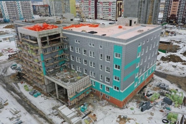 В Кургане губернатор проконтролировал строительство школы, больниц и детсада