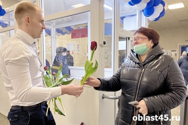 Сотрудницам двух крупных заводов Кургана подарили тысячу тюльпанов 