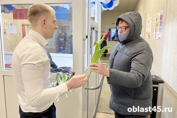 Сотрудницам двух крупных заводов Кургана подарили тысячу тюльпанов 