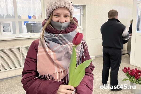 Сотрудницам двух крупных заводов Кургана подарили тысячу тюльпанов 