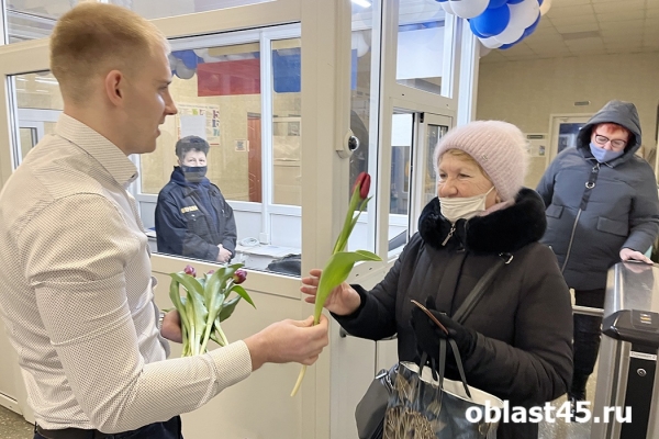 Сотрудницам двух крупных заводов Кургана подарили тысячу тюльпанов 