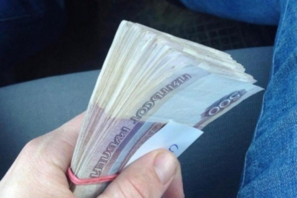 В Кургане мужчина пытался дать взятку сотруднику ГИБДД В Кургане мужчина пытался дать взятку сотруднику ГИБДД