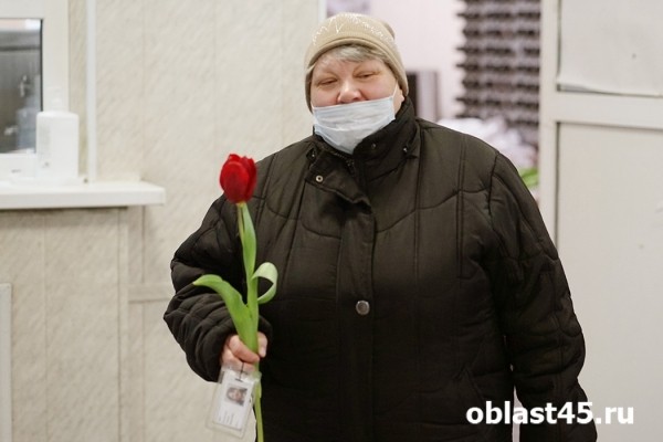 Сотрудницам двух крупных заводов Кургана подарили тысячу тюльпанов 