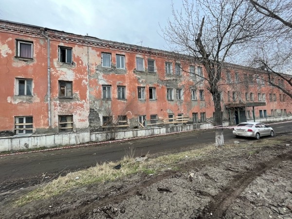 В Кургане ночью начало рушиться общежитие, жильцов эвакуировали В Кургане ночью начало рушиться общежитие, жильцов эвакуировали