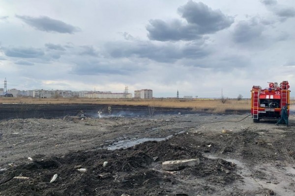 В Кургане на пустыре потушили большой пожар