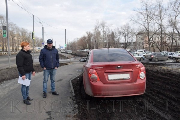 Курганских водителей штрафуют за парковку на газонах