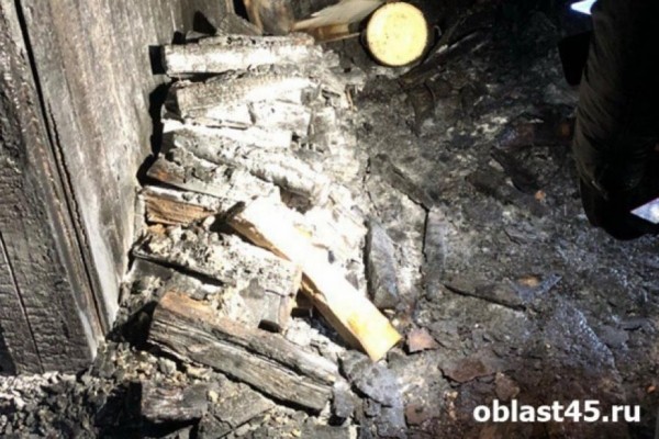 Полицейский спас женщину из горящего дома в Курганской области Полицейский спас женщину из горящего дома в Курганской области