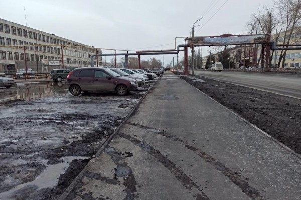 Курганских водителей штрафуют за парковку на газонах