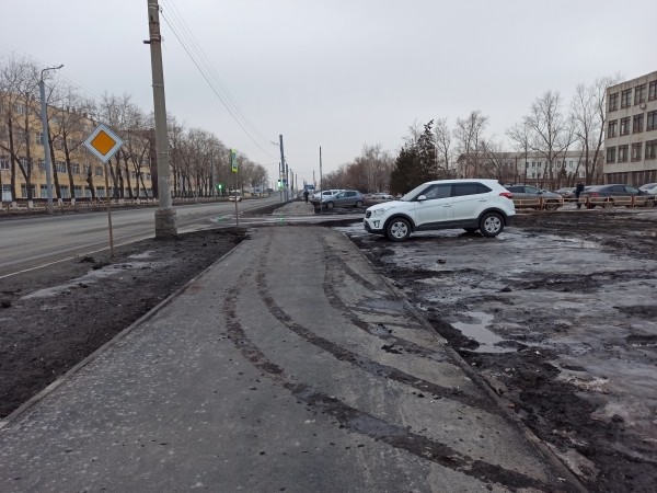 Курганских водителей штрафуют за парковку на газонах