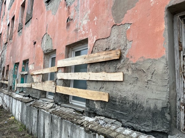 В Кургане ночью начало рушиться общежитие, жильцов эвакуировали В Кургане ночью начало рушиться общежитие, жильцов эвакуировали