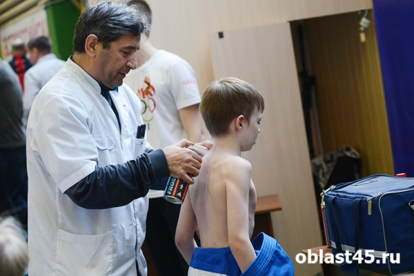 Юные самбисты Кургана сошлись в схватках в честь Дня Победы Юные самбисты Кургана сошлись в схватках в честь Дня Победы