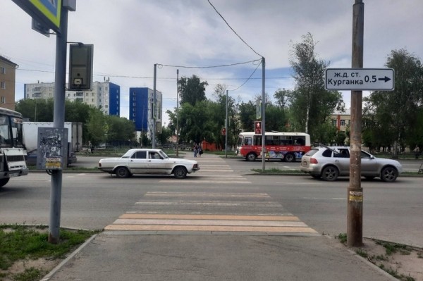 В Кургане водитель сбил девушку на переходе и скрылся В Кургане водитель сбил девушку на переходе и скрылся