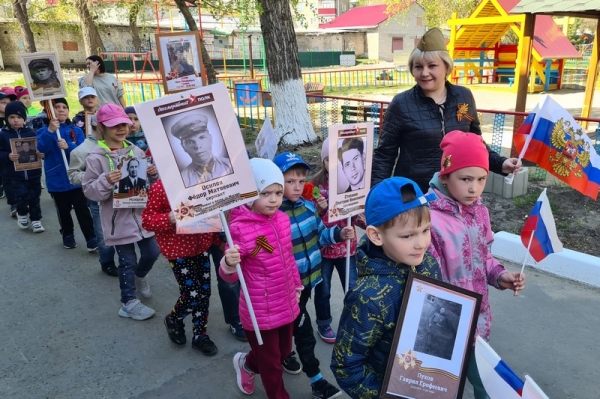 В Кургане детсадовцы прошли в Бессмертном полку В Кургане детсадовцы прошли в Бессмертном полку