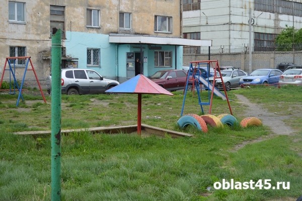 Коммунальный &laquo;апокалипсис&raquo;. Жильцы курганского дома живут в грязи и сырости