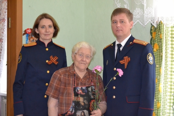 Сотрудники следственного управления поздравили с наступающим Днем Победы ветеранов, тружеников тыла 
