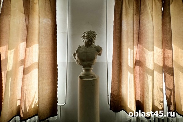 В Кургане стены художественной школы украсили дипломные работы выпускников