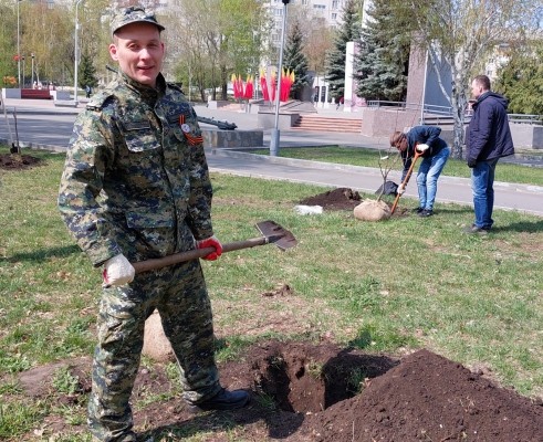 Сотрудники следственного управления СК России по Курганской области приняли участие в патриотической акции «Аллея Памяти» Сотрудники следственного управления СК России по Курганской области приняли участие в патриотической акции «Аллея Памяти»