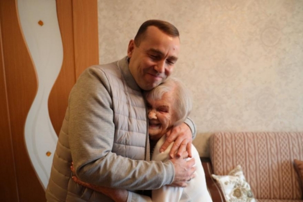 Шумков пообнимался с ветераном Шумков пообнимался с ветераном