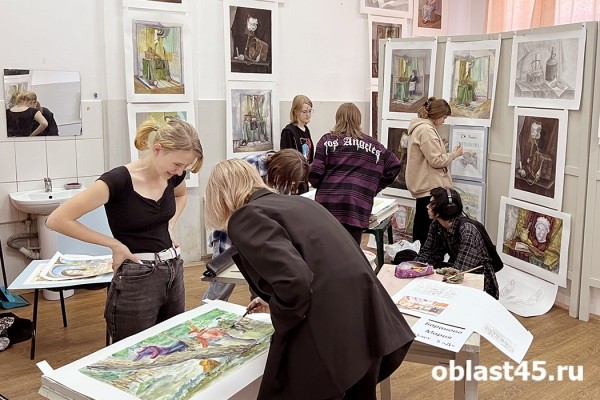 В Кургане стены художественной школы украсили дипломные работы выпускников