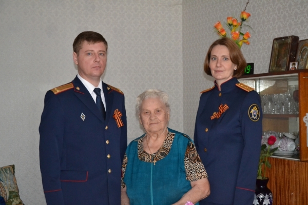 Сотрудники следственного управления поздравили с наступающим Днем Победы ветеранов, тружеников тыла 