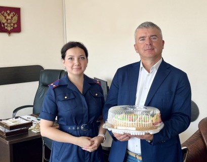 Сотрудники следственного управления поздравили коллектив Курганского областного госпиталя для ветеранов с профессиональным праздником 