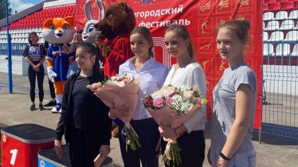 Дина и Арина Аверины на летнем фестивале ГТО среди школьников в Нижнем Новгороде