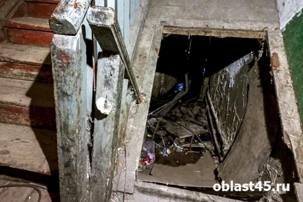 Жильцов курганского дома топит со всех сторон