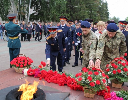 Сотрудники следственного управления приняли участие в церемонии возложения венков и цветов к Вечному Огню мемориального ансамбля воинам&ndash;курганцам