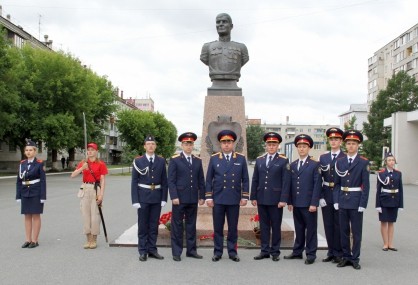 Сотрудники следственного управления приняли участие в церемонии возложения венков и цветов к Вечному Огню мемориального ансамбля воинам&ndash;курганцам