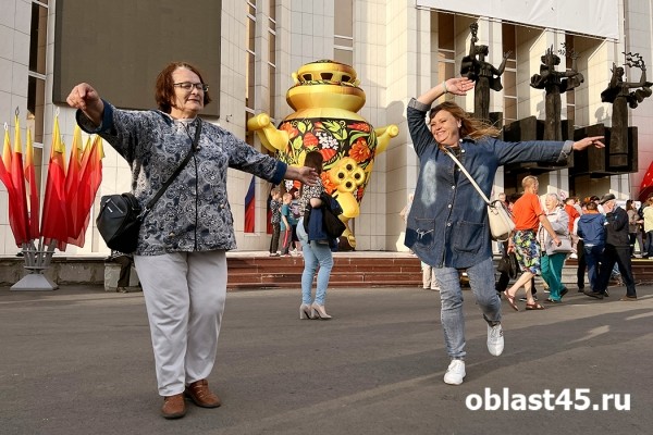 Пели песни и водили хоровод: в Кургане отметили День России Пели песни и водили хоровод: в Кургане отметили День России