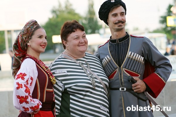 Пели песни и водили хоровод: в Кургане отметили День России Пели песни и водили хоровод: в Кургане отметили День России