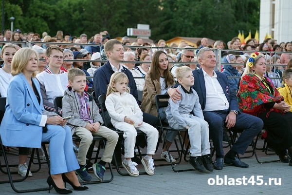 Пели песни и водили хоровод: в Кургане отметили День России Пели песни и водили хоровод: в Кургане отметили День России