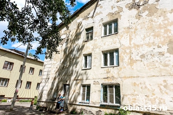 Жильцов курганского дома топит со всех сторон