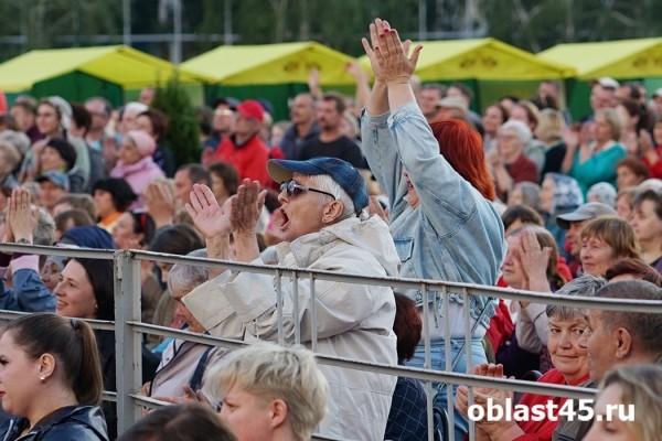 Пели песни и водили хоровод: в Кургане отметили День России Пели песни и водили хоровод: в Кургане отметили День России