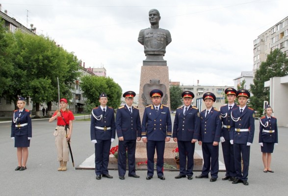 Сотрудники следственного управления приняли участие в церемонии возложения венков и цветов к Вечному Огню мемориального ансамбля воинам&ndash;курганцам
