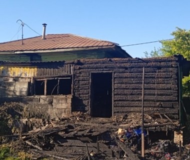 В Притобольном районе по факту гибели двух детей и женщины в результате пожара возбуждено уголовное дело В Притобольном районе по факту гибели двух детей и женщины в результате пожара возбуждено уголовное дело