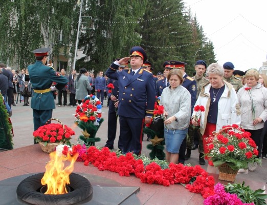Сотрудники следственного управления приняли участие в церемонии возложения венков и цветов к Вечному Огню мемориального ансамбля воинам&ndash;курганцам