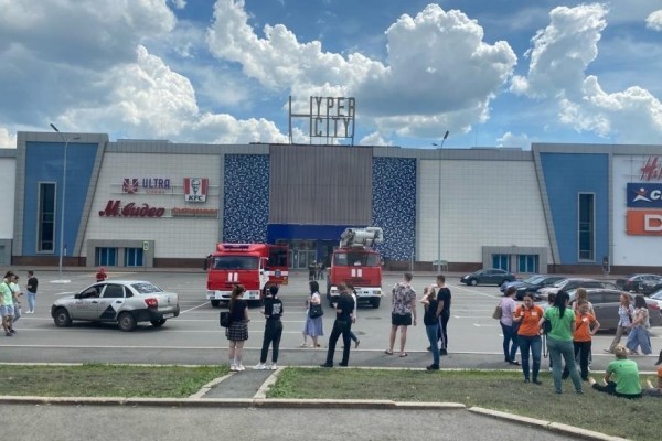 В Кургане в торговом центре «HyperCity» эвакуация В Кургане в торговом центре «HyperCity» эвакуация