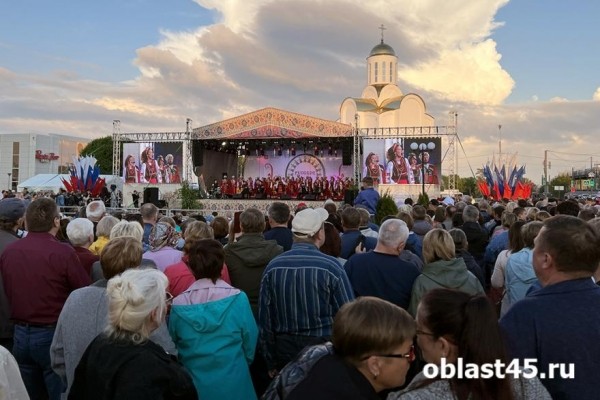 Пели песни и водили хоровод: в Кургане отметили День России Пели песни и водили хоровод: в Кургане отметили День России