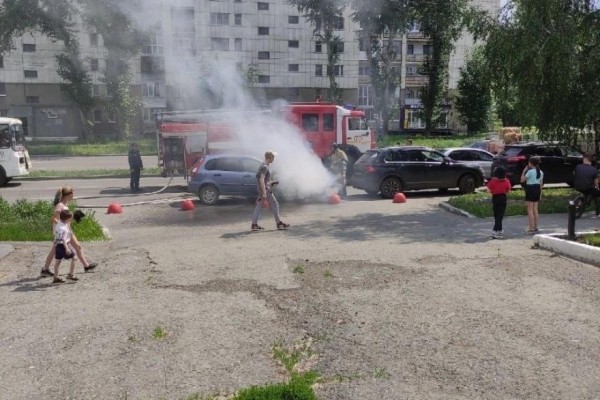 В курганском микрорайоне Энергетики на дороге горел автомобиль