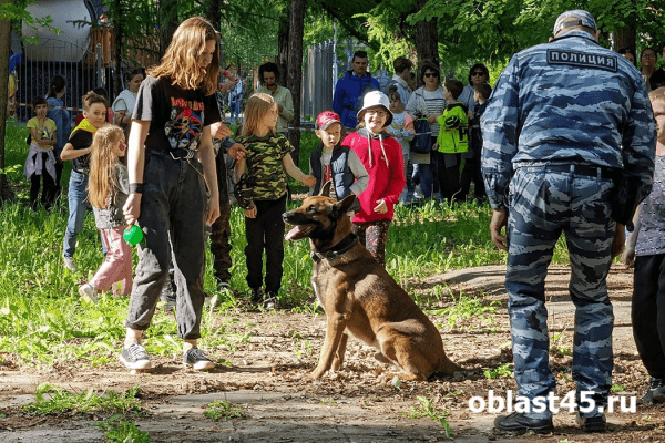 Юные курганцы играли в полицейских на празднике в ЦПКиО